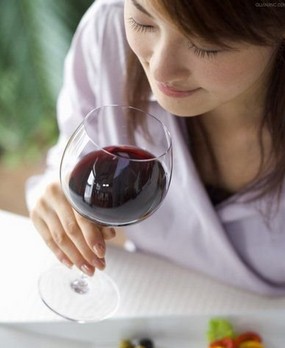 女性睡前喝红酒 当心惹上脂肪肝